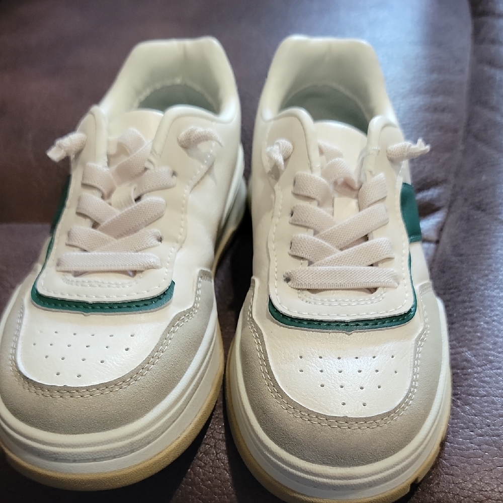 OshKosh B'gosh White and Green Sneakers Retro-Inspired Design
